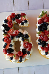 pastel de numero con frutas